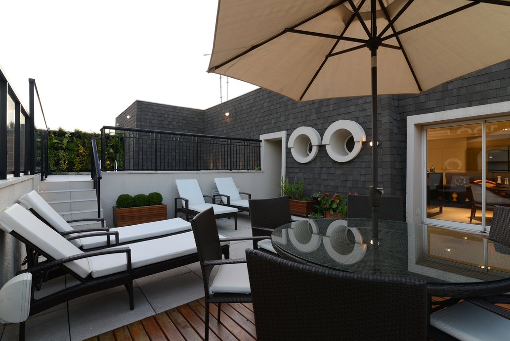 Area com mescla de pisos . Foram usados deck de madeira, piso elevado e revestimento para áreas externas e piscina da linha Mineral.