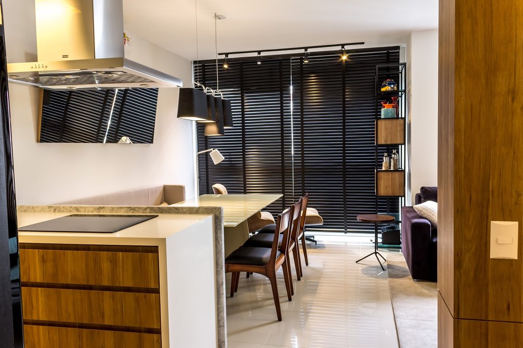 Os tampos da cozinha, aonde existe o trabalho do dia a dia foram feitos em quartzo branco próprio para este serviço deixando apenas os detalhes em mármore de Carrara.