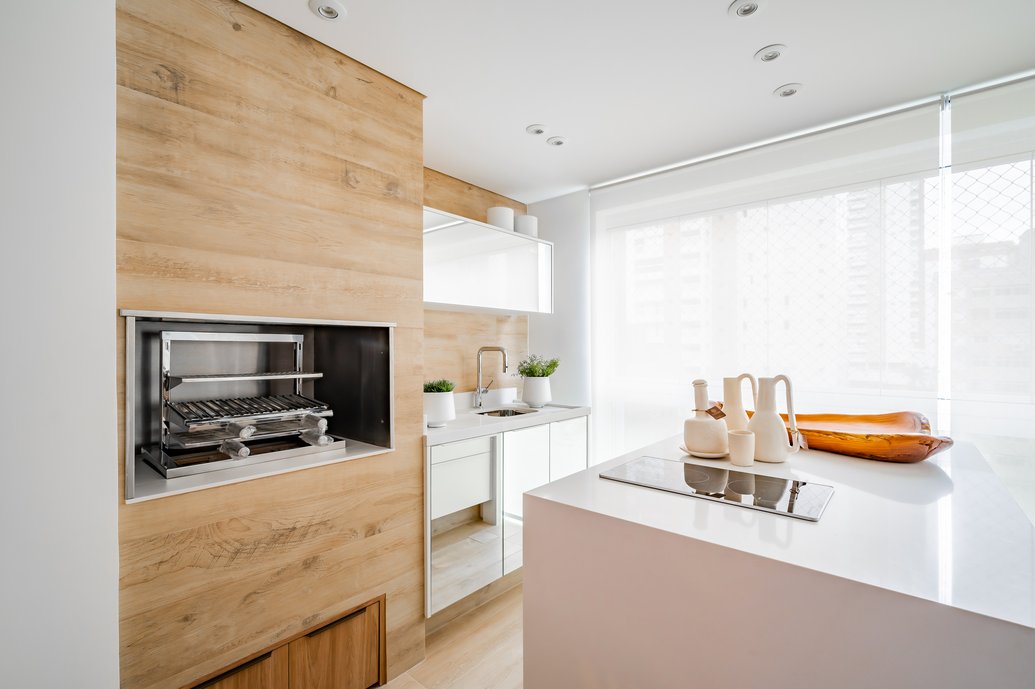 Área Gourmet integrada com o living; área da churrasqueira de madeira em porcelanato