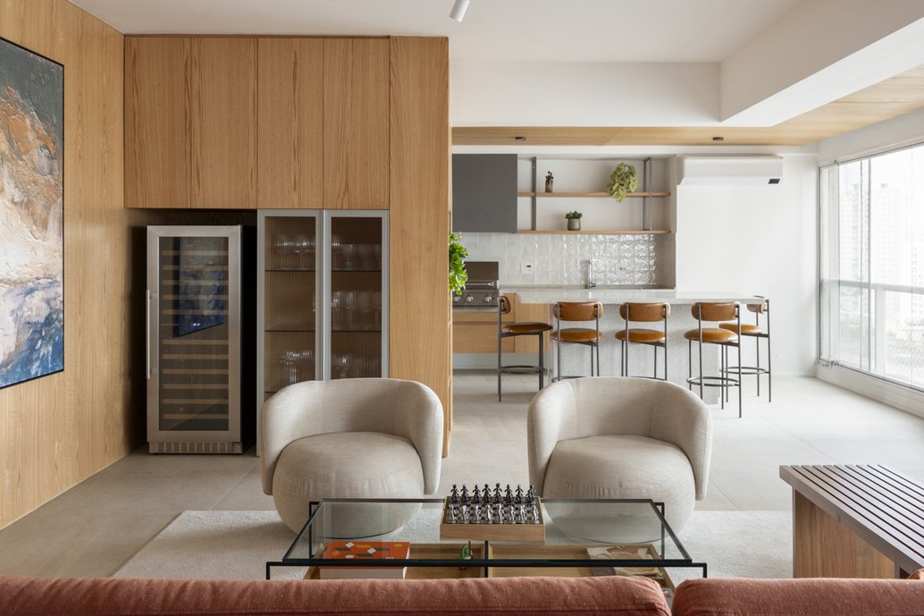 Sala de Estar com Adega e cozinha Gourmet ao fundo