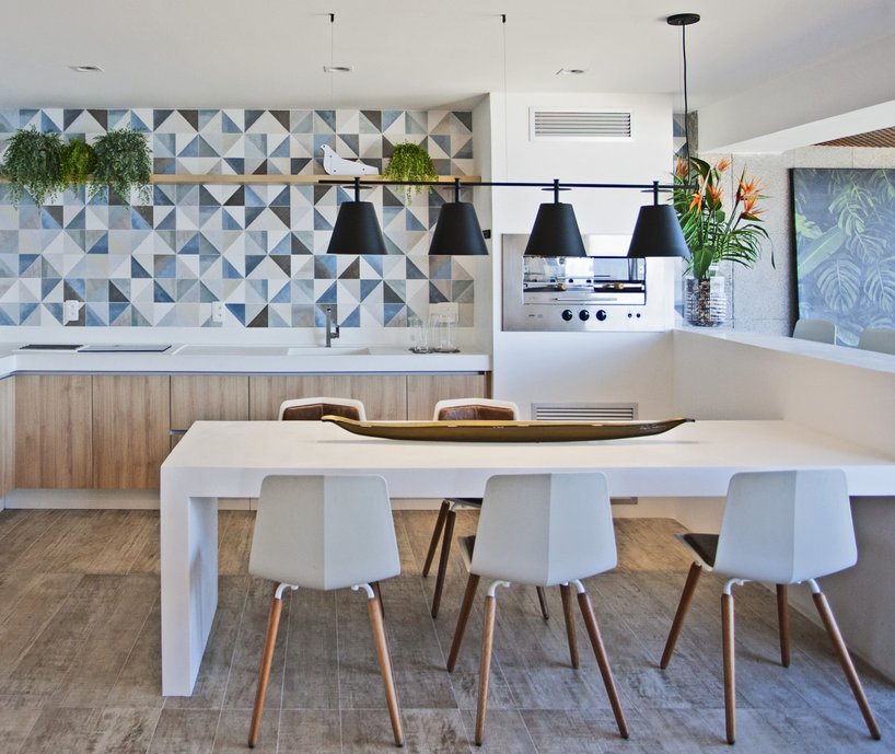Cozinha gourmet com bancadas e mesa em corian branco - piso e parede com revestimentos Portobello