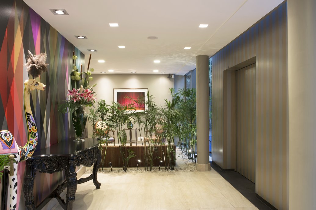 Hall de Entrada piso e rodapés em Porcelanato Portobello Linha Marmi Classic, Travertino Navona Crema 0,60 X 1,20 m. Soleira Porcelanato Portobello Ma-De Grafite 1,20 X 1,20 m
