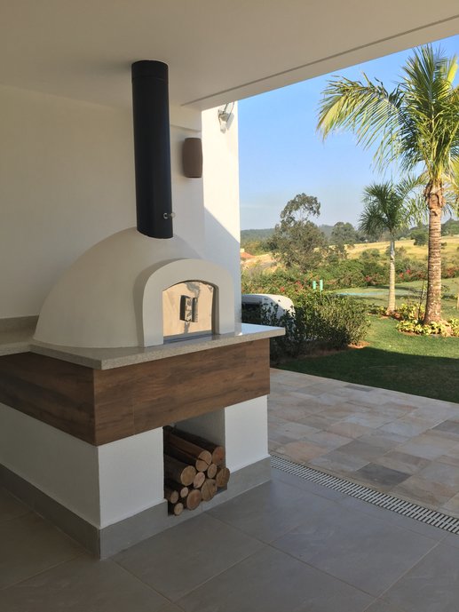 Espaço Gourmet com piso Arpoador Grigio 60x60 e Forno a lenha com revestimento Imbuia Clara 0.20x1.20.
Ambiente com muito verde e mata natural em Itu/SP.