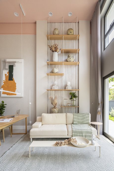 Estante planejada e moderna. Sala com teto pintado cor salmão, pêssego. Tons pastel na decoração.