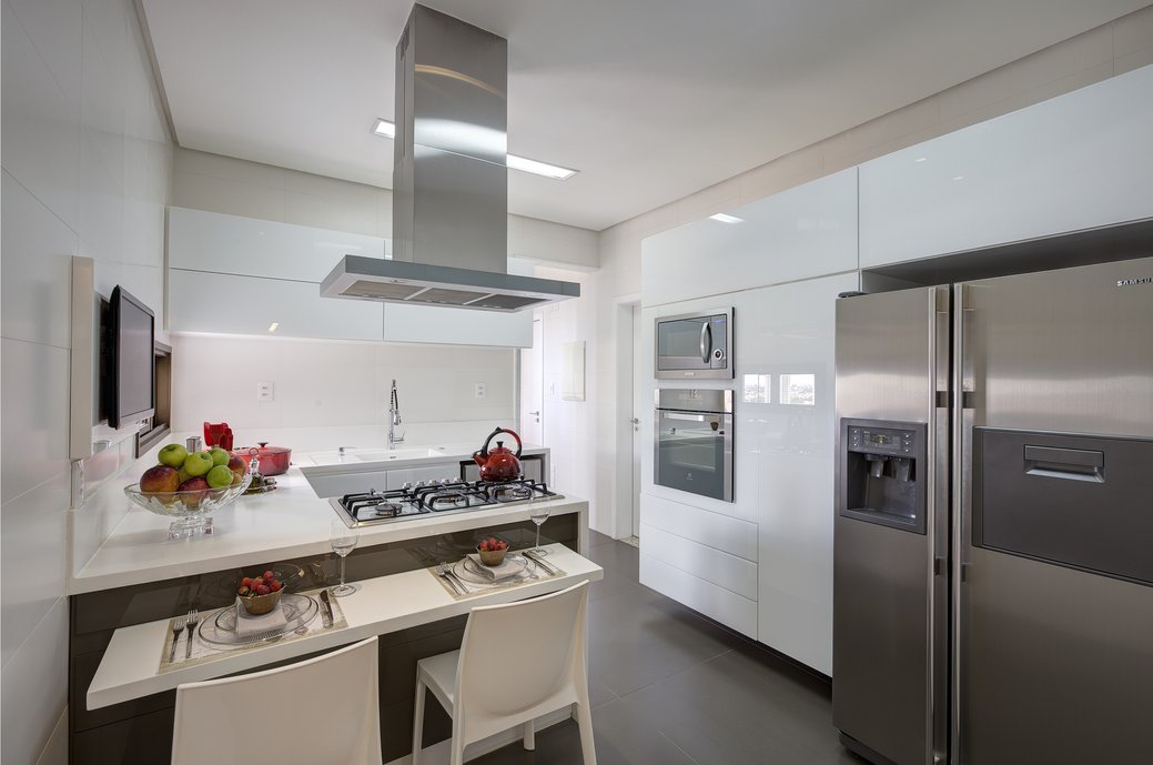 O piso escuro City Fendi contrasta com o mobiliário branco trazendo um ar contemporâneo à cozinha