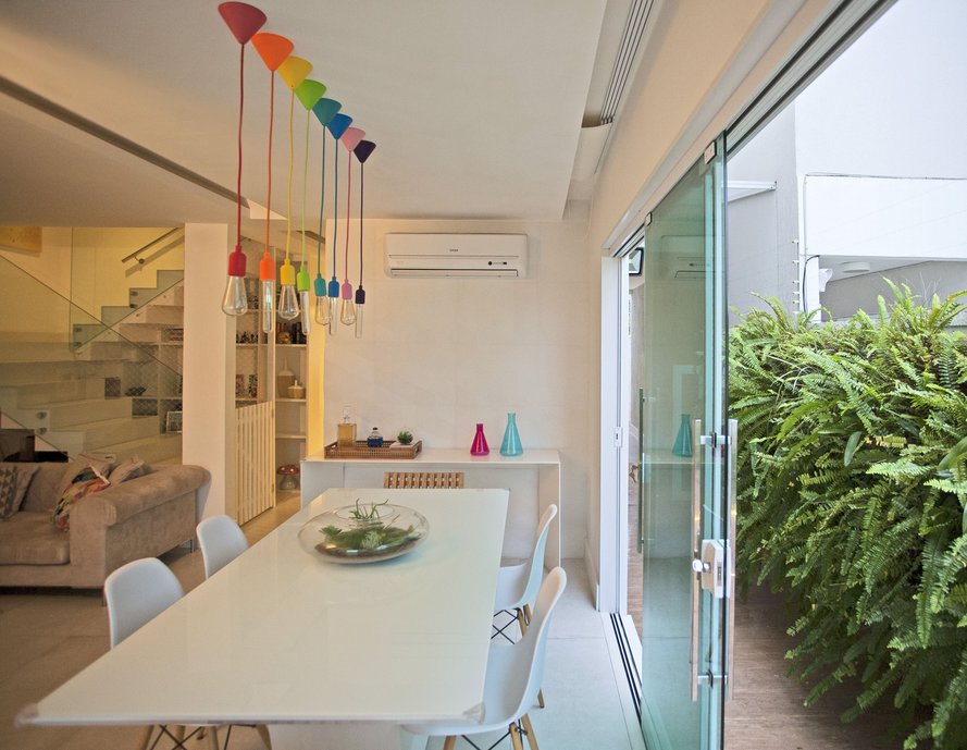 Integração da sala com a área externa - abrimos esse grande vão para o corredor lateral, criamos um 
