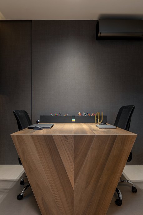 Mesa de madeira em porcelanato. Mobiliário de porcelanato.