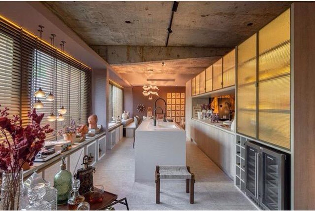 Para garantir ainda mais destaque a contemporaneidade de todo o projeto, que conta também com uma área zen no centro, a arquiteta usou o Porcelanato Pietra Lombarda - versão Off white, que segundo ela, trouxe a característica do granilite com aspecto mais rústico e irregular.