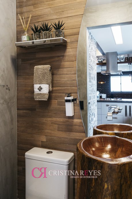 Para dar mais personalidade ao apartamento o banheiro de serviço se tornou lavabo. Foi feita uma cuba esculpida em um tronco de eucalipto.