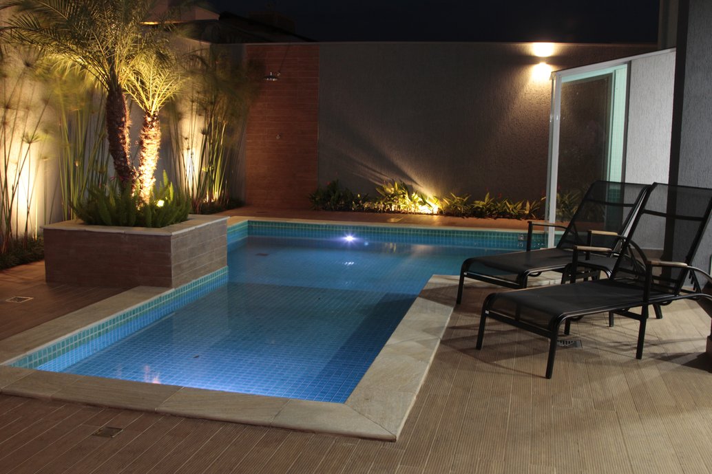 Deck e Piscina para aproveitar o lado bom do descanso, onde pastilha cor cancum e deck em cor terrosa dão um charme com o paisagismo.