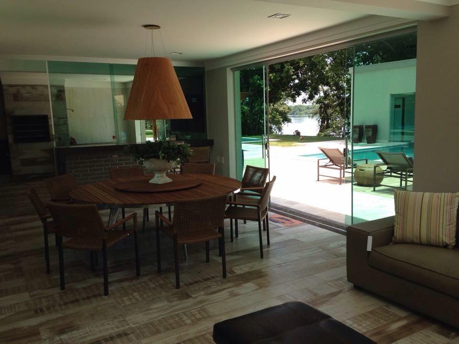 Ambiente integrado de jantar, cozinha e sala de TV em um rancho.