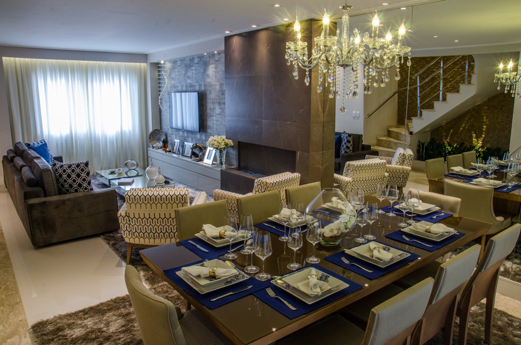 Sala de estar e jantar com lareira Por Debora Rebelatto
