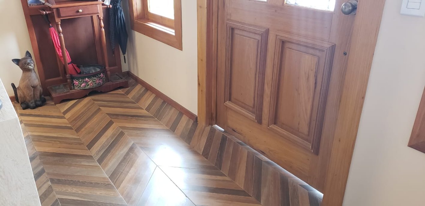 Hall de entrada com revestimento Jardim Botanico Chevron 30x120 ret