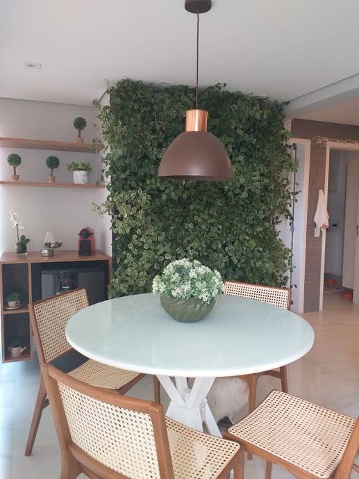 Varanda integrada com a cozinha e sala - jardim vertical com plantas.