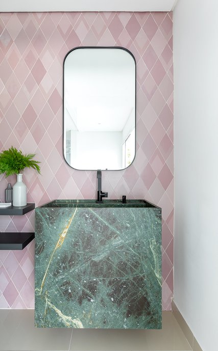 Pensando em um mundo candy propusemos um clima diferente para uma doceria . Fugimos do clássico e nos inspiramos no Art Deco, estilo que permeia a identidade do projeto. Rosa, bege e verde foram a base da composição e para sair do óbvio fizemos o móvel central em porcelanato da Portobello que deu todo o clima e norte ao espaço 