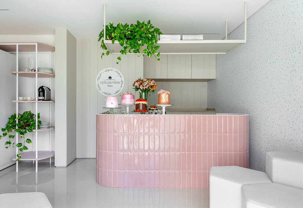 Pensando em um mundo candy propusemos um clima diferente para uma doceria . Fugimos do clássico e nos inspiramos no Art Deco, estilo que permeia a identidade do projeto. Rosa, bege e verde foram a base da composição e para sair do óbvio fizemos o móvel central em porcelanato da Portobello que deu todo o clima e norte ao espaço 