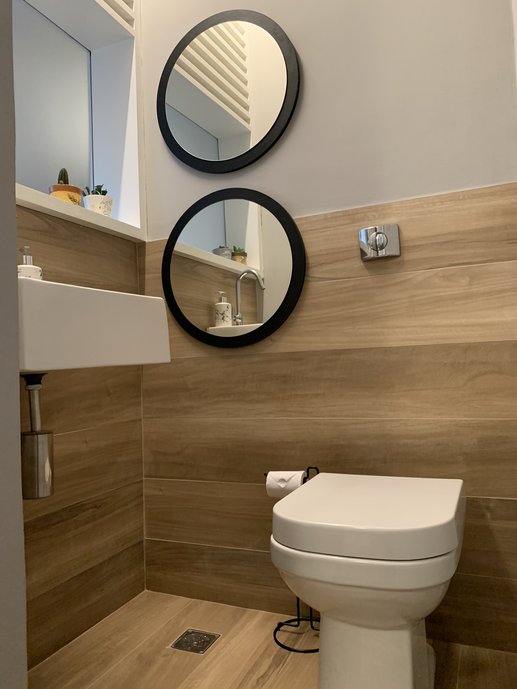 Lavabo com meia parede de porcelanato e restante pintura