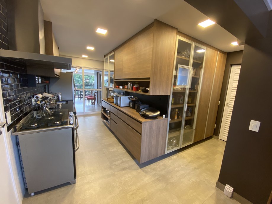 Cozinha gourmet integrada com a despensa
