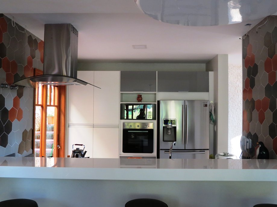 Cozinha com composição Trésor e piso Concretíssyma Nude
