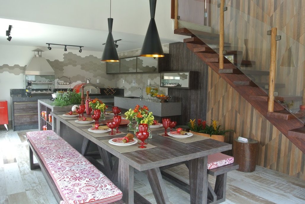 Espaço Gourmet Maisa Muiños, usando Porcelanato Jardim Botânico Chevron na parede de pé direito alto, nas paredes de marcenaria e churrasquiera Chez Moi Riz Cores 01,02,03 e Piso Porcelanato Jacarandá Patina .