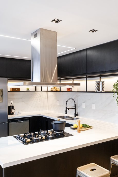 Cozinha com armários pretos.