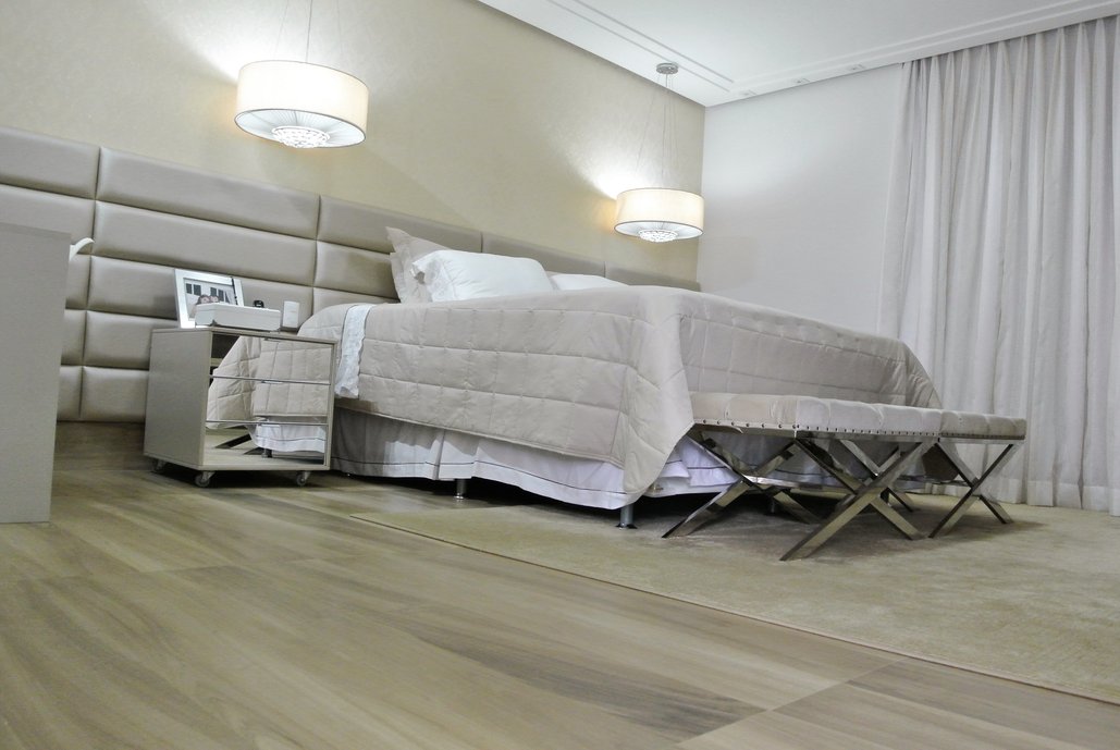 Ambiente Por Maísa Muiños,Quarto com Tons Neutros e Piso Araucaria clara 20x120