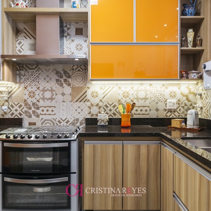  A cozinha com as cores vibrantes tornou-se um espaço moderno e a nova disposição dos móveis tornou o ambiente mais dinâmico.