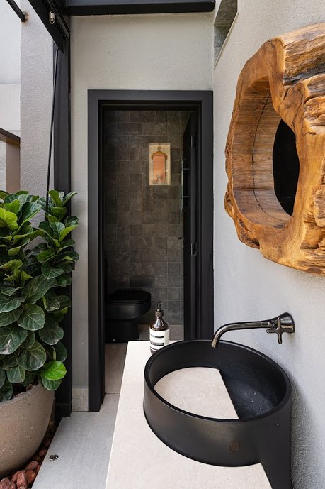 lavabo área gourmet; espelho rústico, de madeira.