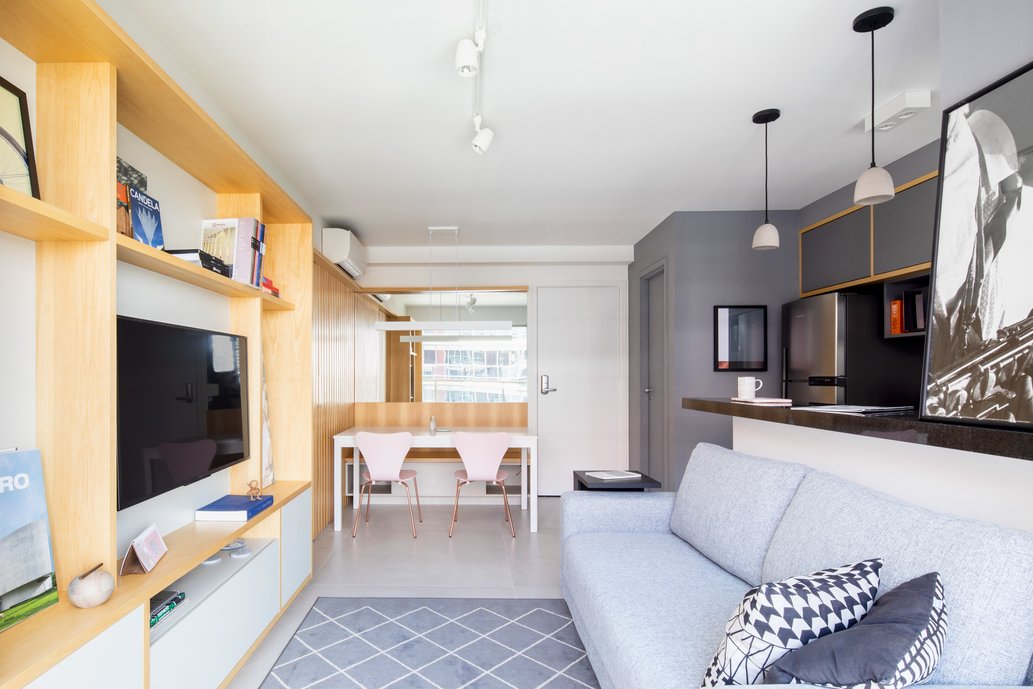 Sala de estar integrada com a cozinha e a sala de jantar. O piso de grandes dimensões 120x120 reforçou a integração entre esses espaços, formando um plano único de convivência.