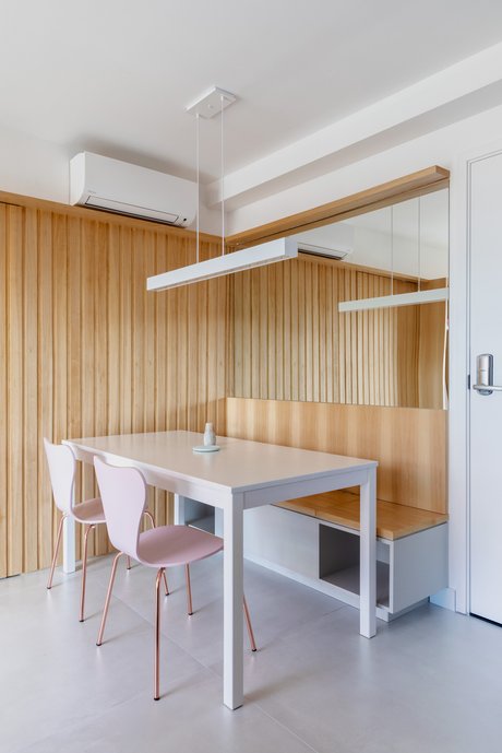 Sala de jantar integrada com a cozinha e a sala de estar. O piso de grandes dimensões 120x120 reforçou a integração entre esses espaços, formando um plano único de convivência.