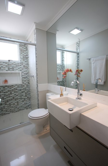 Banheiro social com pastilha Jazz Marfim e porcelanato Simplesmente Branco 60x60