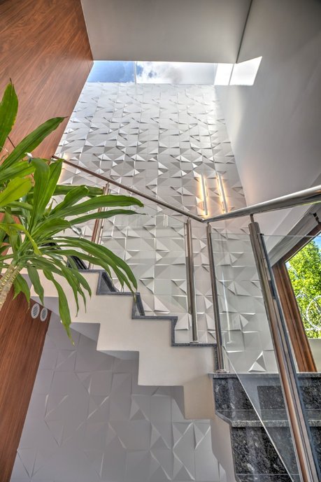 Residência ReA, Utilizamos o revestimento Tangram, ele fica lindo tanto com a iluminação natural da claraboia quanto com a iluminação das lâmpadas!Foto Julianio Mendes