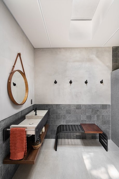 vestiario piscina - utilizamos - brasilia concreto cinza , magna rock k nera bold nas paredes e filete metalico met line black .