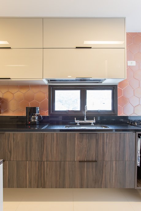  Cozinha clara com destaque para o revestimento Tresor, piso em Mineral Off White. 