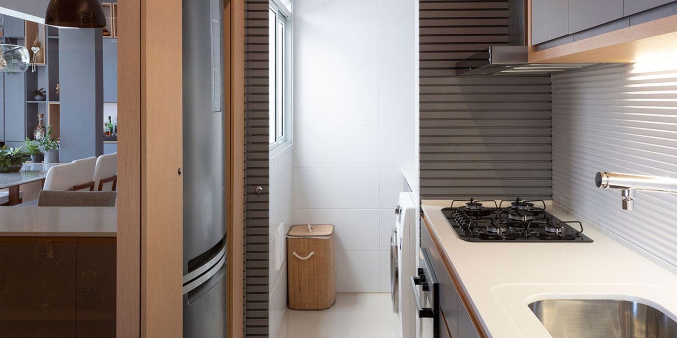 Acesso pela cozinha para a lavanderia e área de serviço do apartamento.
