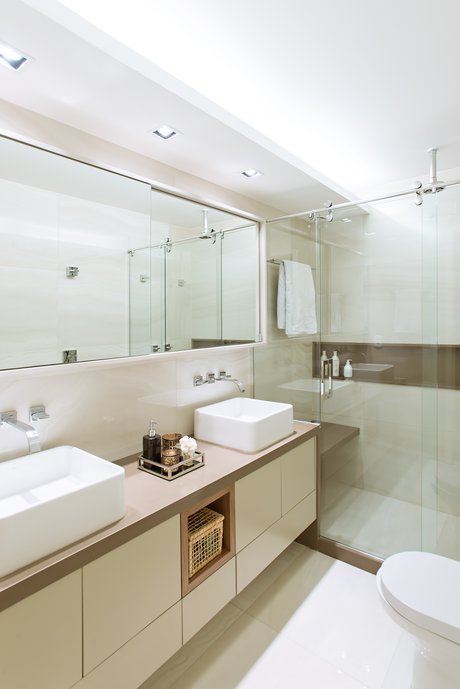 Banheiro do Casal com destaque para a escolha dos revestimentos e marcenaria em harmonia de cores.Foi utilizado o Porcelanato Agata Nacre.