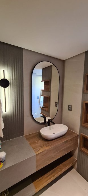 suite contemporanea total porcelanato portobello. bancada em Imbuia Clara 20x120 e Ns Barcelona Acero . Detalhe Saraceno Acero 30x90