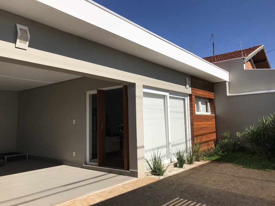 Garagem com o piso Mineral Argento.