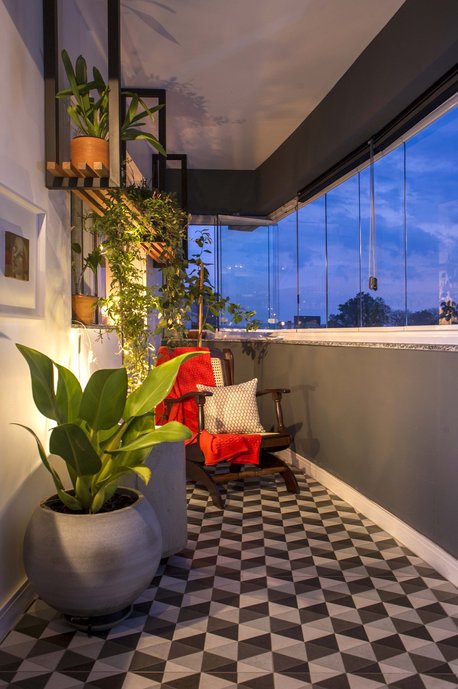 Projetar pra gente mesmo é um desafio! Projetar com pressa, mais desafiador ainda. Apartamento comprado, 3 meses para mudança! Assim foi...Pano de fundo contemporâneo, e todas nossas artes e loucuras no decór! Bem vindos ao meu lar...