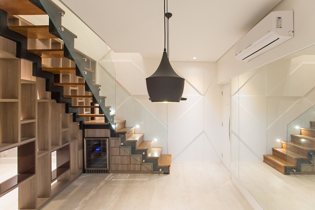 Neste apartamento as áreas sociais receberam o mesmo piso, o porcelanato Brasilia Concreto Cinza. 