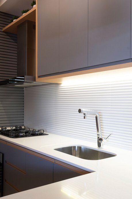 Bancada da cozinha com revestimento na parede.