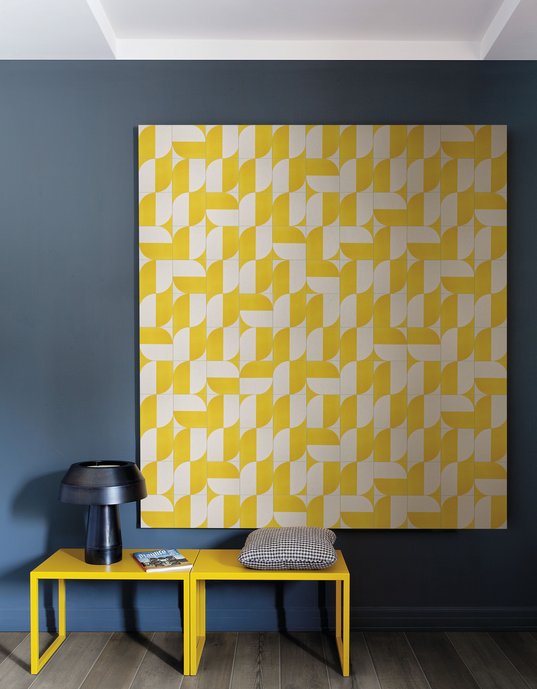 Amante da estética modernista, a artista de Brasília e mestre em Artes Visuais (UnB) evidencia em seu trabalho a influência de Athos Bulcão e a associação iconográfica com a capital do País. Além dos projetos modernistas em azulejo, produziu gravuras, esculturas e estampas em diferentes peças. Em Lisboa, participou da mostra ?Azulejos em Lisboa - Azulejos em Brasília?, em 2013.