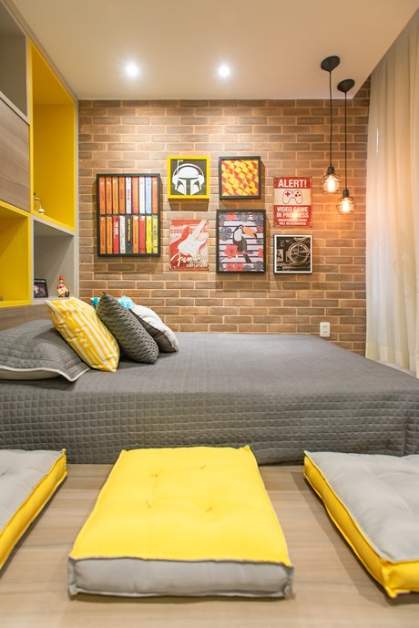 Este quarto buscou atender a nova fase da vida com bastante espaço para receber amigos em um ambiente descontraído.