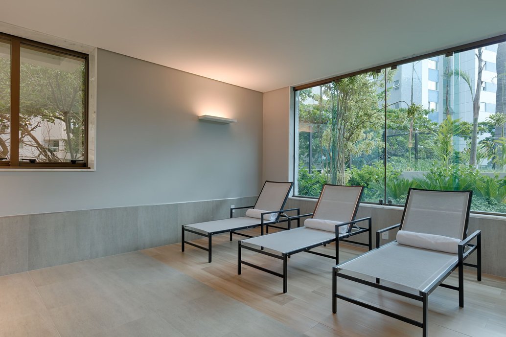 Descanso da Sauna. Piso e rodapés em porcelanato Portobello St Remy, Argento 60x60cm.