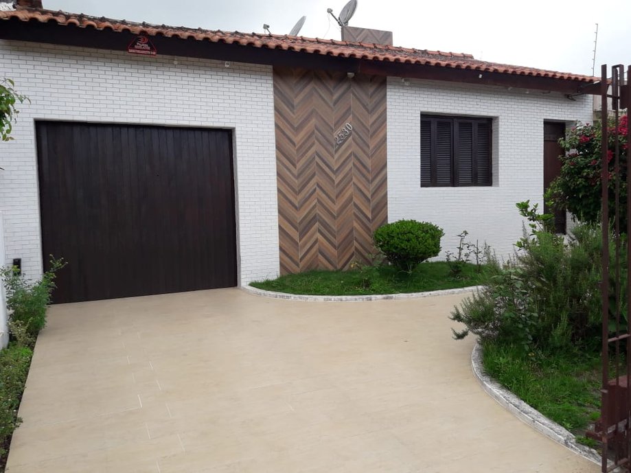 Fachada - Jardim Botanico Chevron 30x120 ret / Mattone Bianco 05x15 Assim tel / Piso - Ecowood Freijo 22,5x90 ret
