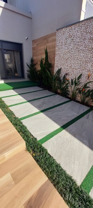 Piso entrada do carro Montana White 80x80 externo e Araucaria Clara 20x120 externo no piso e parede.