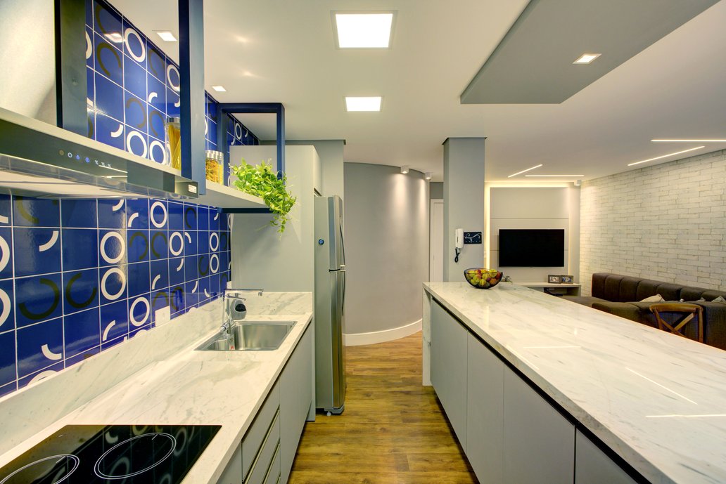 Apartamento localizado em Curitiba, totalmente reformado para um nova fase da vida dos moradores. Na cozinha utilizamos o revestimento athos Bulcao azul, trazendo modernidade ao local.