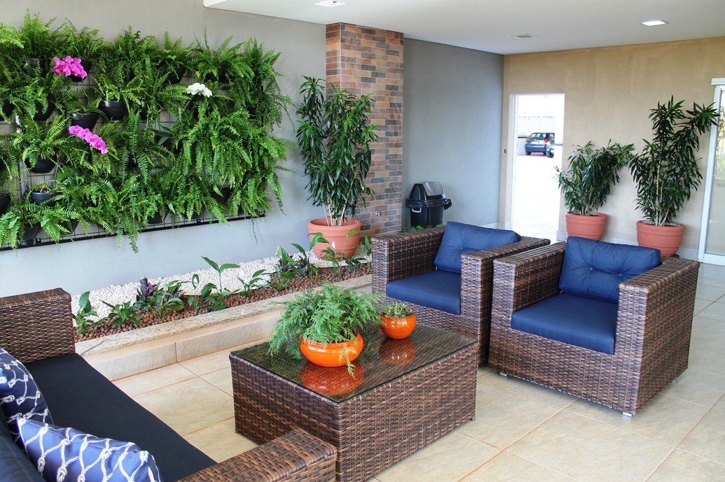 Living externo, jardim vertical, plantas na sala.