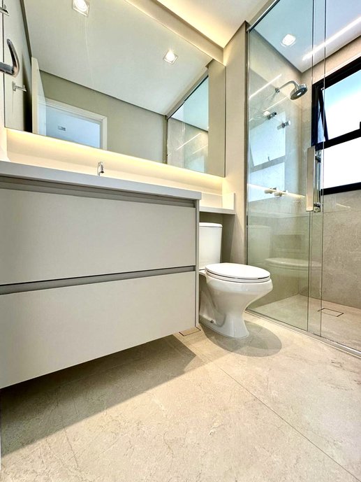 Banheiro do Closet, revestido com porcelanato Nomad