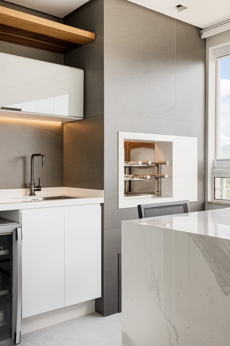 Apartamento em tons brancos e pretos. Elegante, moderno e clean.